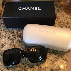 Used Chanel black mother of pearl CC Sunglasses